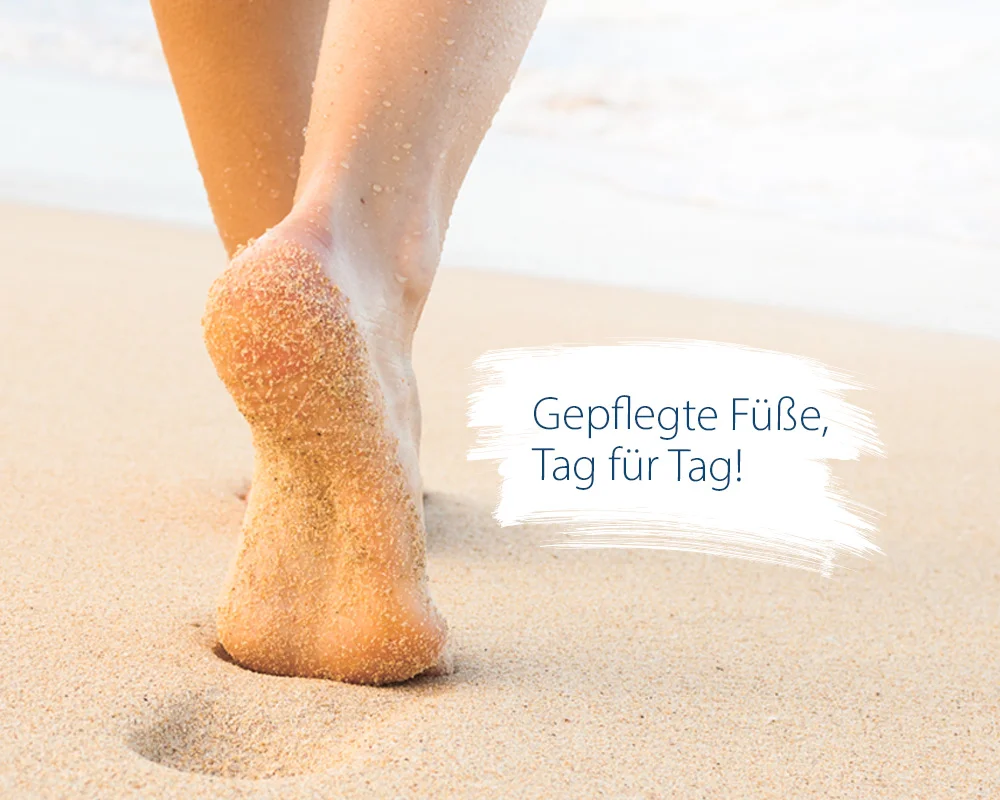 Füße laufen im Sand am Strand mit der Info "Gepflegte Füße, Tag für Tag"