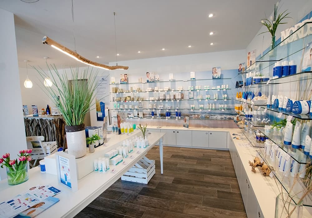 Körperpflege, Pflegesortiment, Schaufenster, Kosmetikregal, Fliesenboden