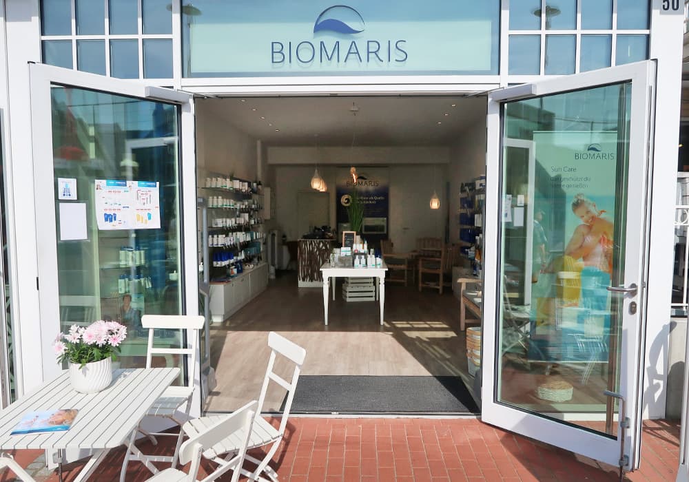 BIOMARIS Shop Büsum Blick in den geöffneten Eingang eines BIOMARIS-Shops in Büsum