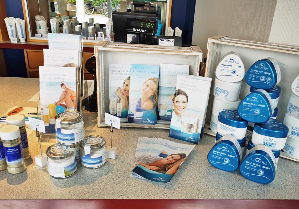 BIOMARIS Shop Baltrum BIOMARIS Shop Baltrum Detailansicht einer Verkaufstheke mit BIOMARIS Hautcremes, Flyern und weiteren Produkten
