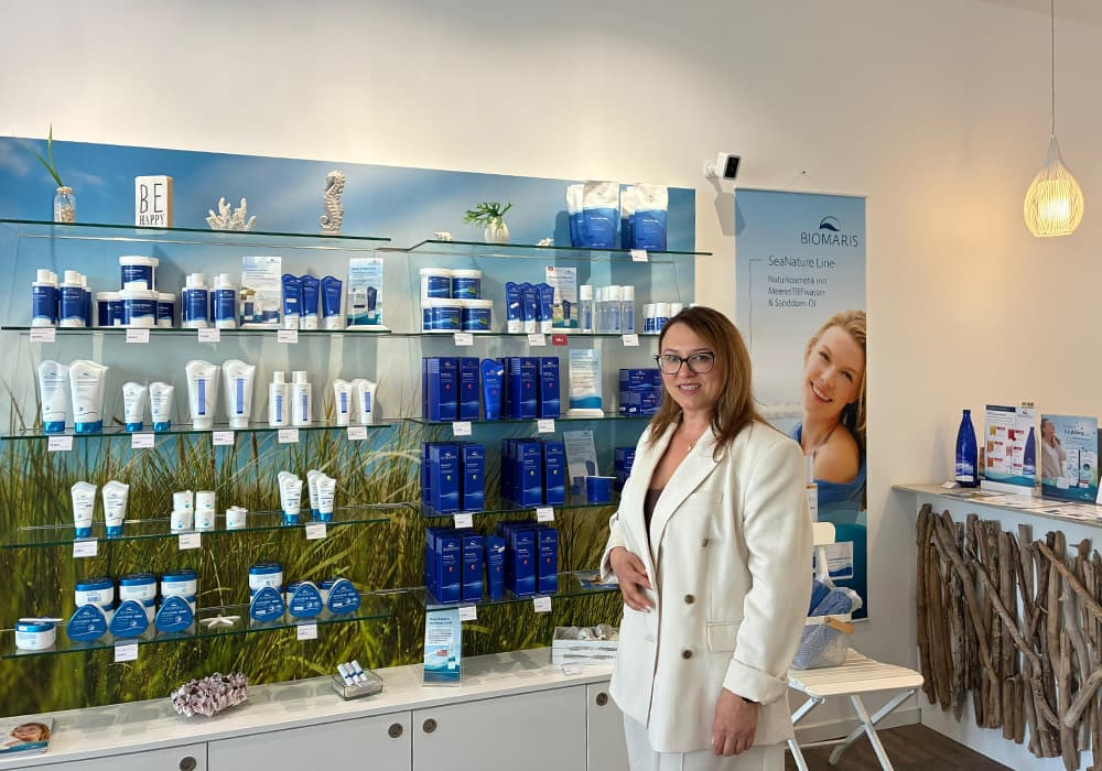 cosmetics, skincare, blaues verpackung, auslage, haendlerin