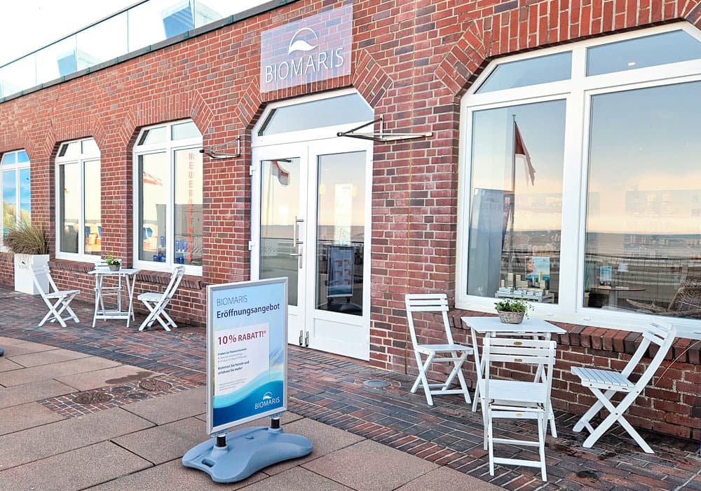 Biomaris Shop Westerland Außenansicht des Biomaris Shops Westerland mit Sitzgelegenheit vor dem Eingang, der gut sichtbar ist.