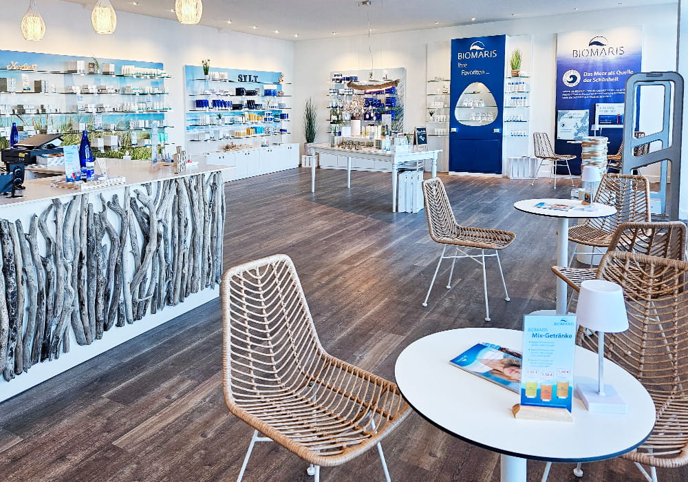 Biomaris Shop Westerland Innenansicht Innenansicht des Biomaris Shops. Zeigt die Kasse, Sitzgelegenheiten und Warenregale.