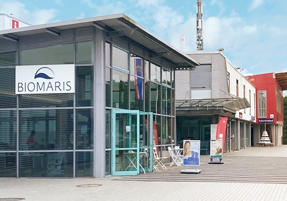 BIOMARIS Shop St. Peter-Ording Außenansicht BIOMARIS Shops mit Glasfassade und Eingangstür in St. Peter-Ording, davor Werbeaufsteller