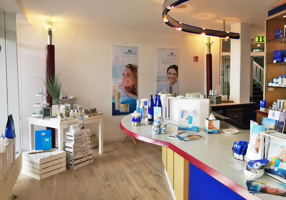 BIOMARIS Shop Baltrum BIOMARIS Shop Baltrum Verkaufsraum mit Aktionstisch und Präsentation von BIOMARIS-Produkten auf Holzboden