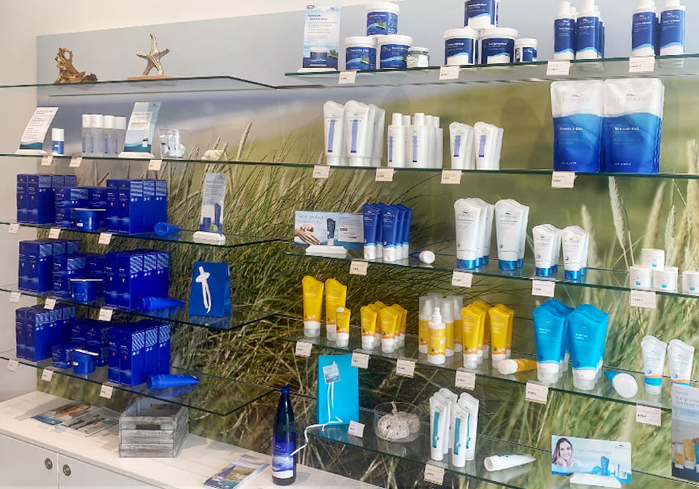 BIOMARIS Shop Büsum BIOMARIS Verkaufsregal mit verschiedenen BIOMARIS-Produkten in blauen, gelben und weißen Verpackungen