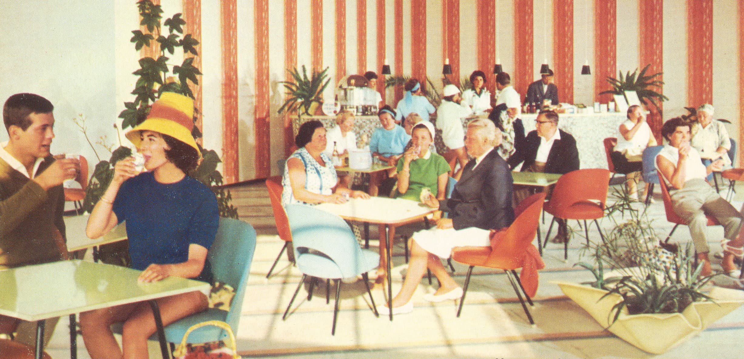 Trinkkurhalle Borkum Historisches Bild der Trinkkurhalle Borkum mit Gästen in einer lebhaften Cafeteria-Szene, die Getränke genießen