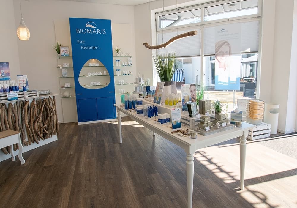 BIOMARIS Shop Greetsiel, Apotheke, Parfümerie, Kosmetik, Regal, Behandlungslinie