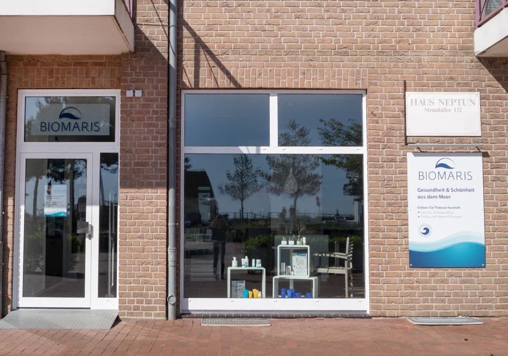 BIOMARIS Shop Scharbeutz Außenansicht des BIOMARIS Shops Scharbeutz mit Produktpräsentation im Schaufenster, Backsteinfassade