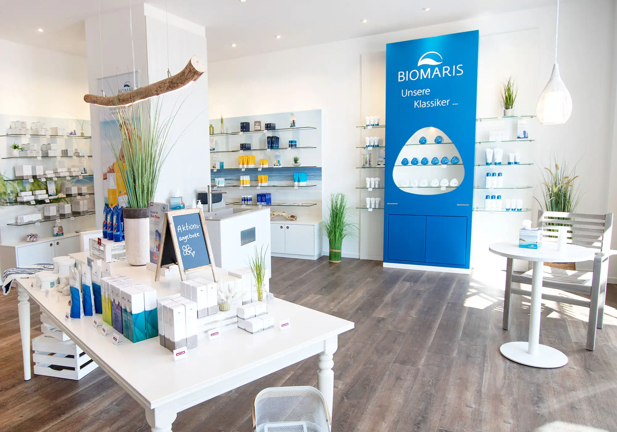 BIOMARIS Shop Scharbeutz Moderner BIOMARIS-Shop in Scharbeutz mit weißen Regalen, Holzboden und Präsentation von Pflegeprodukten.