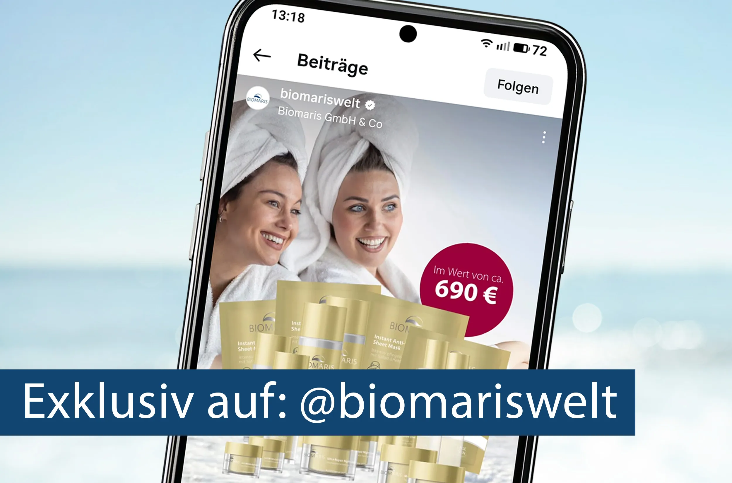 Smartphone vor maritimem Hintergrund, im Vordergrund ein blauer Balken mit Text „Exklusiv auf: @biomariswelt“ im Vordergrund