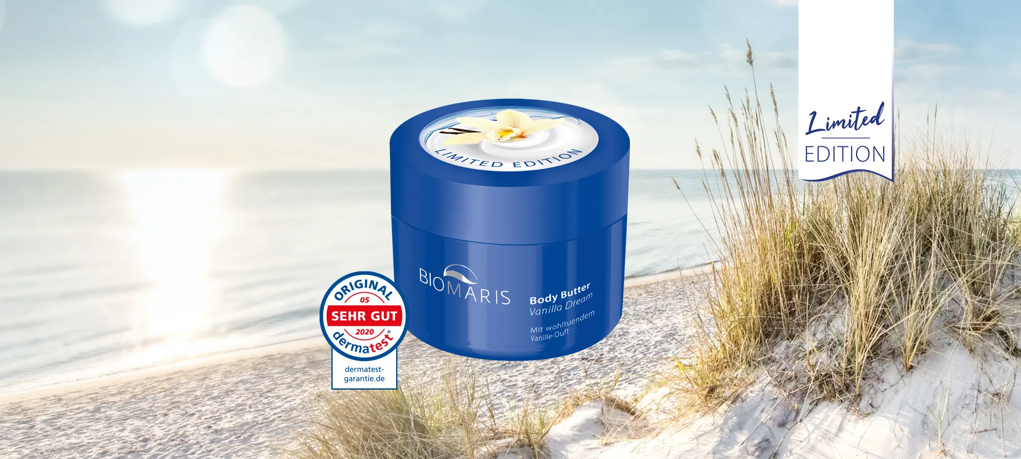 Body Butter Vanilla Dream im blauem Tiegel mit Schraubverschluss auf maritimen Hintergrund, Limited Edition und dermatest Siegel.