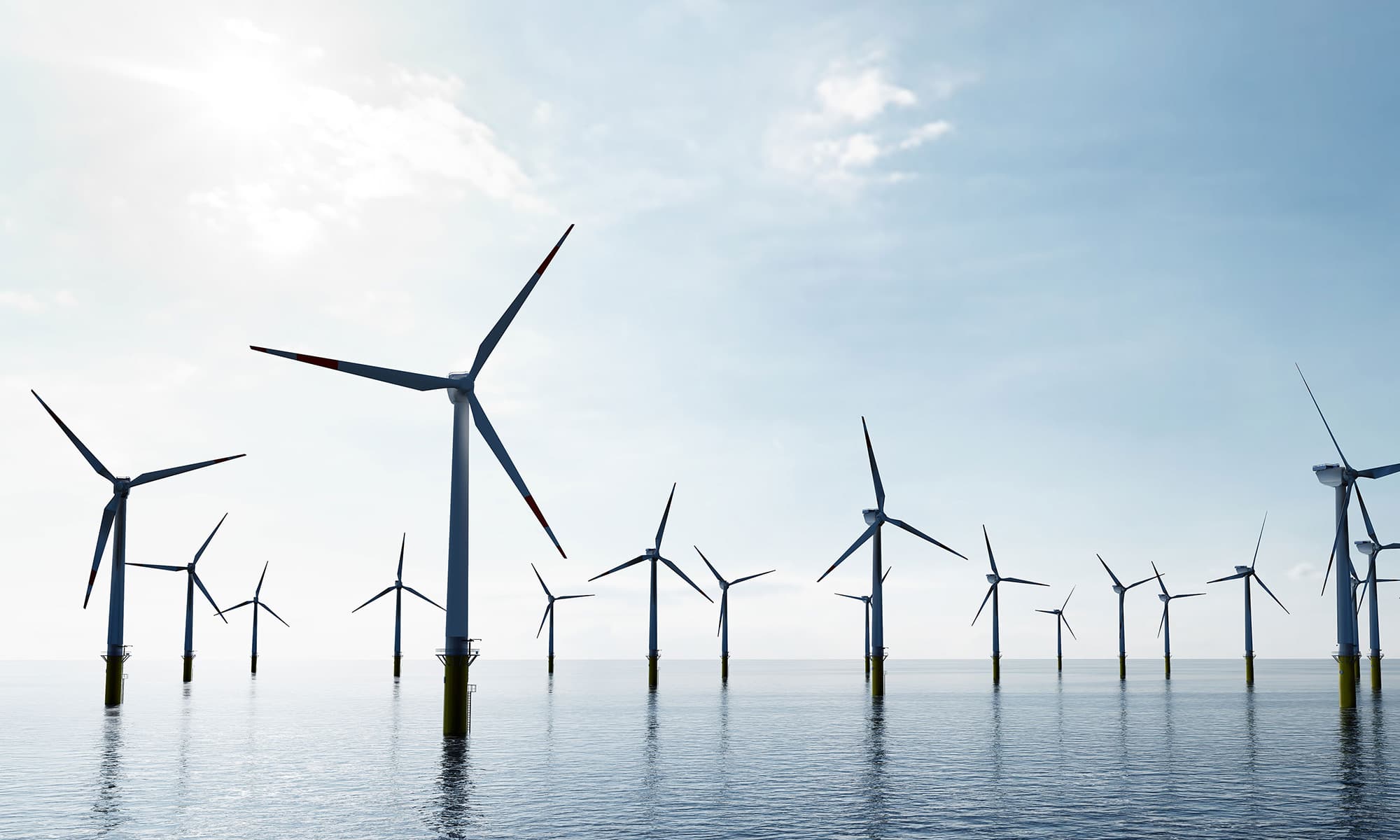 Offshore-Windpark Offshore-Windpark mit Windkraftanlagen auf dem Meer bei Sonnenschein