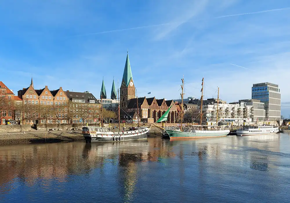 Hansestadt Bremen Blick über die Weser in Bremen mit historischen Gebäuden, Dom und Segelschiffen