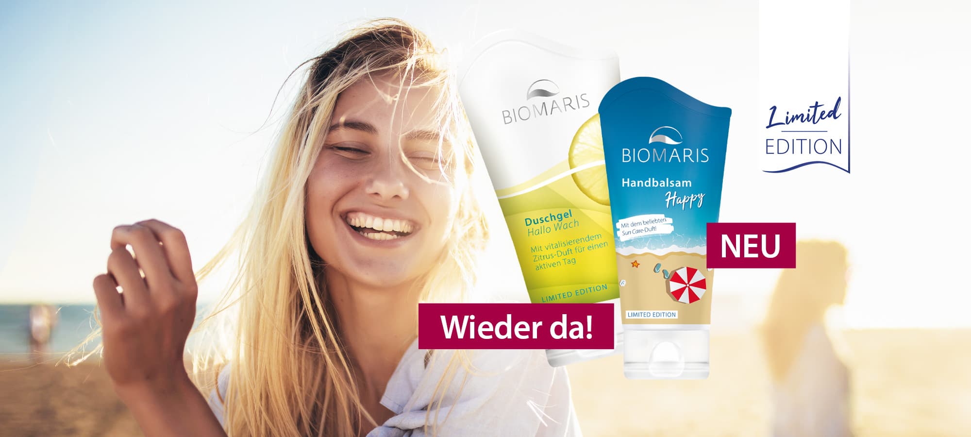 BIOMARIS Handbalsam Happy und Duschgel Hallo Wach, Tuben mit Klappdeckel vor lächelnder Frau am Strand