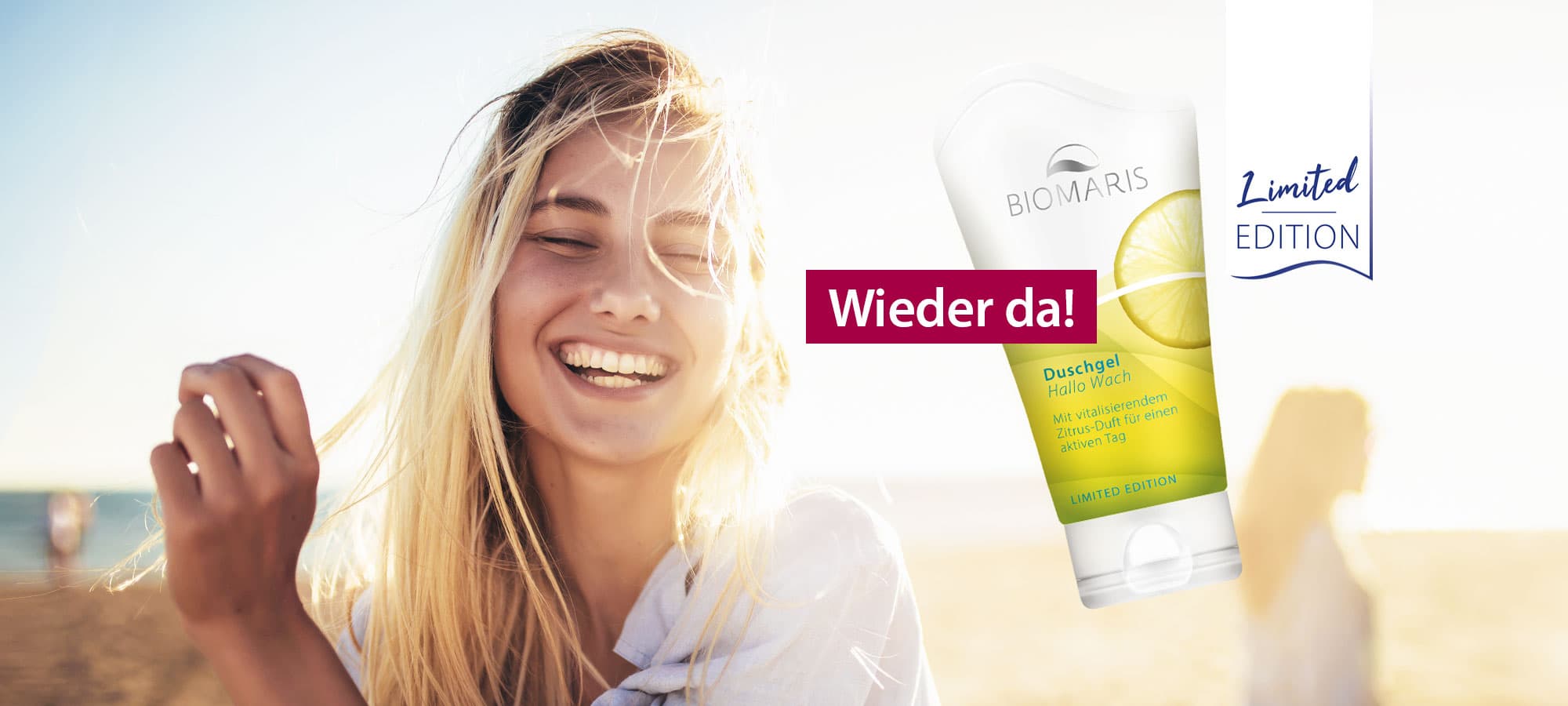 BIOMARIS Handbalsam Happy und Duschgel Hallo Wach, Tuben mit Klappdeckel vor lächelnder Frau am Strand, düner?