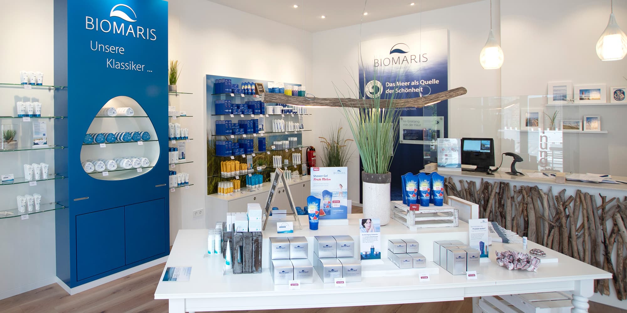 BIOMARIS Shop Heiligenhafen Moderner BIOMARIS-Shop in Heiligenhafen mit blauen Regalen, weißen Möbeln und maritimer Einrichtung